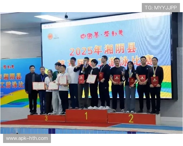 企业职工游泳比赛举行，增强团队凝聚力。