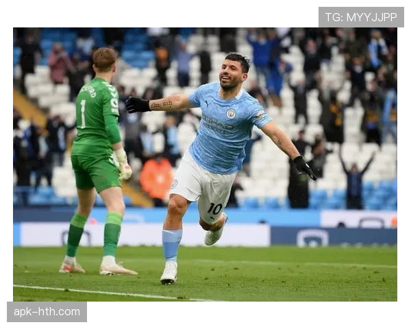 “特写：塞内加尔达喀尔的‘英超之夜’，街头大屏播放利物浦比赛引发社区聚集”