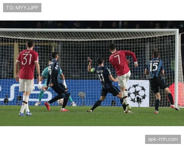 “特写:终场哨响,亚特兰大中场库普梅纳斯瘫坐在地,球队刚浪费一次绝佳反击机会” “特写:终场哨响,亚特兰大中场库普梅纳斯瘫坐在地,球队刚浪费一次绝佳反击机会”